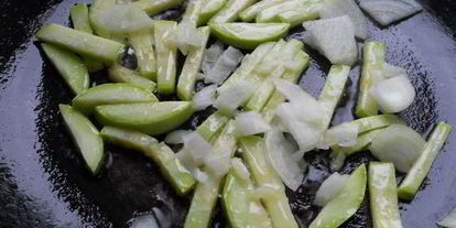 Шаг 1: омлета с курицей и кабачками