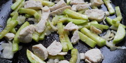 Шаг 2: омлета с курицей и кабачками