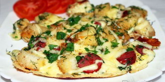 Рецепт омлета с сосисками, сыром и хлебом