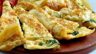 Рецепт Омлета с тыквой, карамелизованным луком, горгонзолой и шалфеем