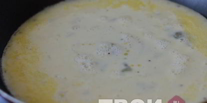 Шаг 3: омлета с зеленым горошком и сыром