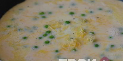 Шаг 5: омлета с зеленым горошком и сыром