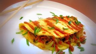 Рецепт Омусобы — японского омлета с овощам и соусом тонкацу