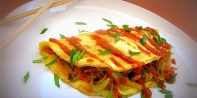 Рецепт омусобы — японского омлета с овощам и соусом тонкацу