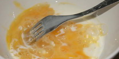 Шаг 1: рулетика из омлета с сосиской