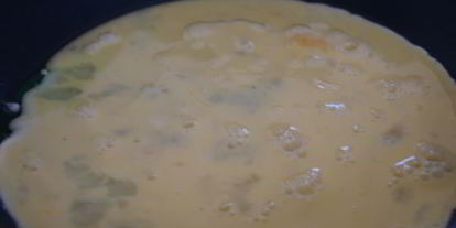 Шаг 2: рулетика из омлета с сосиской