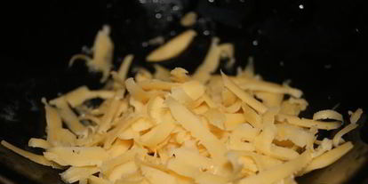 Шаг 3: рулетика из омлета с сосиской