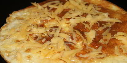 Шаг 4: рулетика из омлета с сосиской