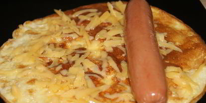 Шаг 5: рулетика из омлета с сосиской