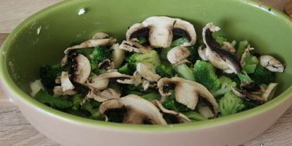 Шаг 2: зеленого омлета с брокколи, шампиньонами и кускусом