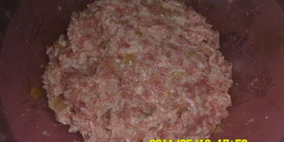 Шаг 2: мясных паштетик с рисом и зеленым горошком