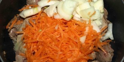 Шаг 1: паштета иза куриной печеней и зеленого горошки