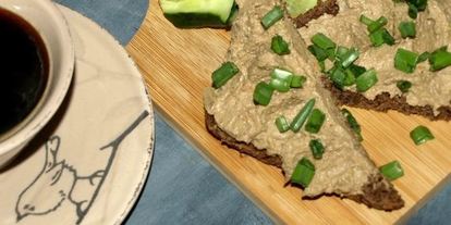 Шаг 10: паштета иза куриной печеней и зеленого горошки