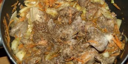 Шаг 2: паштета иза куриной печеней и зеленого горошки