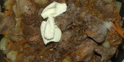 Шаг 3: паштета иза куриной печеней и зеленого горошки