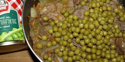 Шаг 7: паштета иза куриной печеней и зеленого горошки