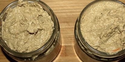 Шаг 9: паштета иза куриной печеней и зеленого горошки