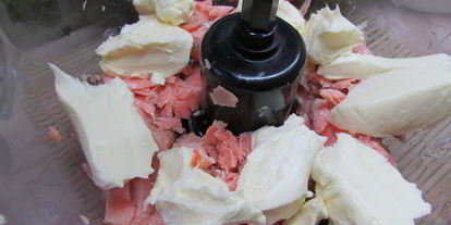 Шаг 2: паштета из семги с красной икрой и белым вином