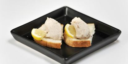 Шаг 2: паштета из скумбрии с хреном