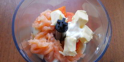 Шаг 1: паштет из слабосоленой семги, яиц и моркови