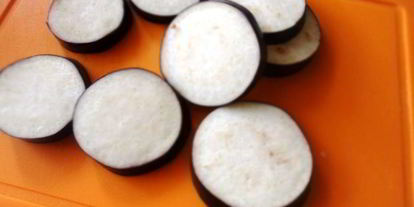 Шаг 1: пирамидок из баклажанов