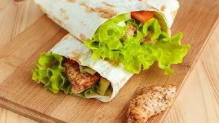 Рецепт Нежного ролла с курицей и помидорами