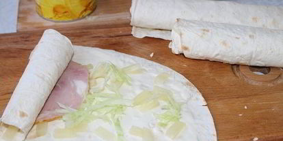 Шаг 2: нежных роллов с ананасами и ветчиной