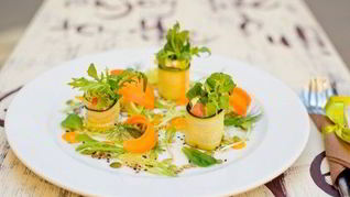 Рецепт Овощных роллов из цукини с лососем и нежным сливочным сыром