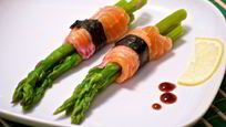 Рецепт Ролла из спаржи с лососем