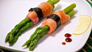 Рецепт Ролла из спаржи с лососем