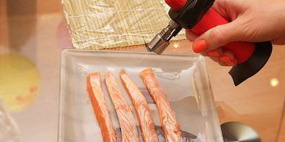 Шаг 2: ролла в стружке тунца бонито