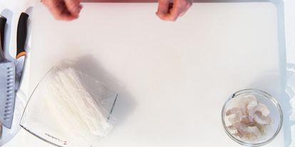 Шаг 2: роллов с креветками и сангрия