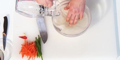 Шаг 3: роллов с креветками и сангрия