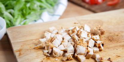 Шаг 4: роллов с куриной грудкой и салатом