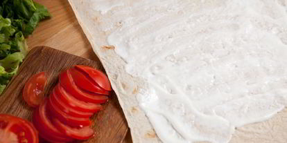 Шаг 8: роллов с куриной грудкой и салатом