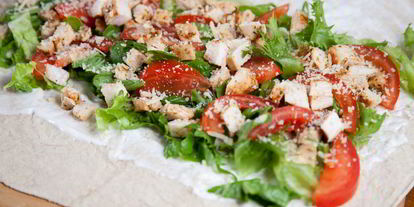 Шаг 9: роллов с куриной грудкой и салатом