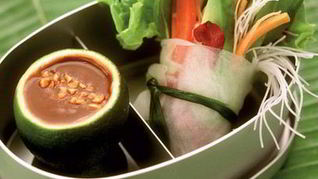 Рецепт Роллов с овощами из рисовой бумаги с арахисовым соусом