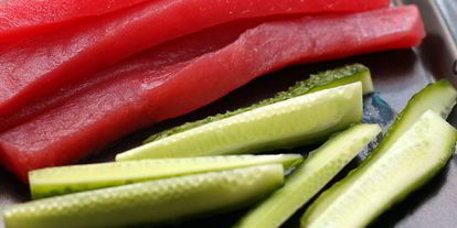 Шаг 2: роллов с тунцом и огурцом