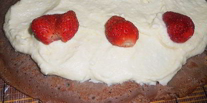 Шаг 9: сладких роллов из шоколадных блинчиков с клубникой и лимонным курдом