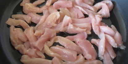 Шаг 1: спринга-роллов с курицей, грибами и сливочным сыром