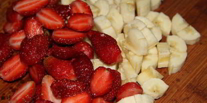 Шаг 1: спринг-роллы с творогом, клубникой и бананом