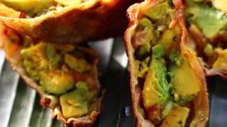 Рецепт Яичного ролла с авокадо и зеленью