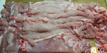 Шаг 1: рулета из кролика с омлетом и ананасом