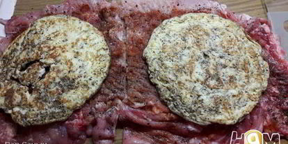 Шаг 6: рулета из кролика с омлетом и ананасом