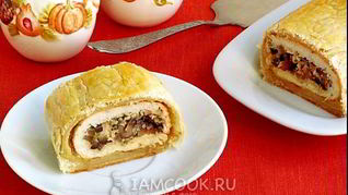 Рецепт Рулета из курицы и грибов в слоеном тесте