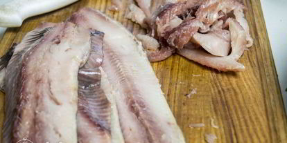 Шаг 3: рулета из сельди с яйцом