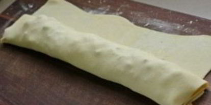 Шаг 4: рулета из слоеного теста с яблоками