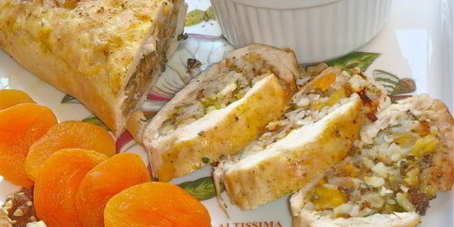 Рецепт рулета из цыпленка и кураги в винном соусе