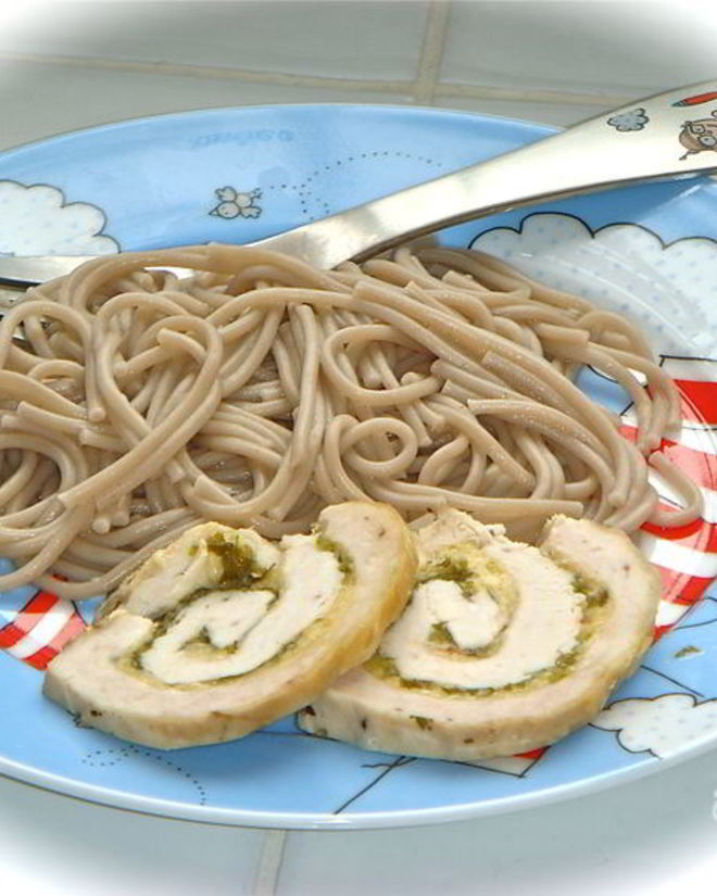 Рецепт рулета из цыпленка и кураги в винном соусе