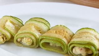 Рецепт Рулетиков из кабачков с курицей Пальчики